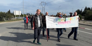 Trens Dignes denuncia amb un tall viari que el nou Pla de Transport no preveu millores per a l’Ebre