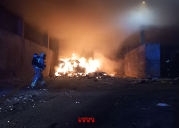 Incendi a la deixalleria de Mas de Barberans sense ferits ni danys estructurals