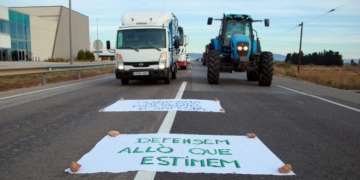 Desenes de persones tallen l’N-340 a Amposta per denunciar l’abandonament de les Terres de l’Ebre