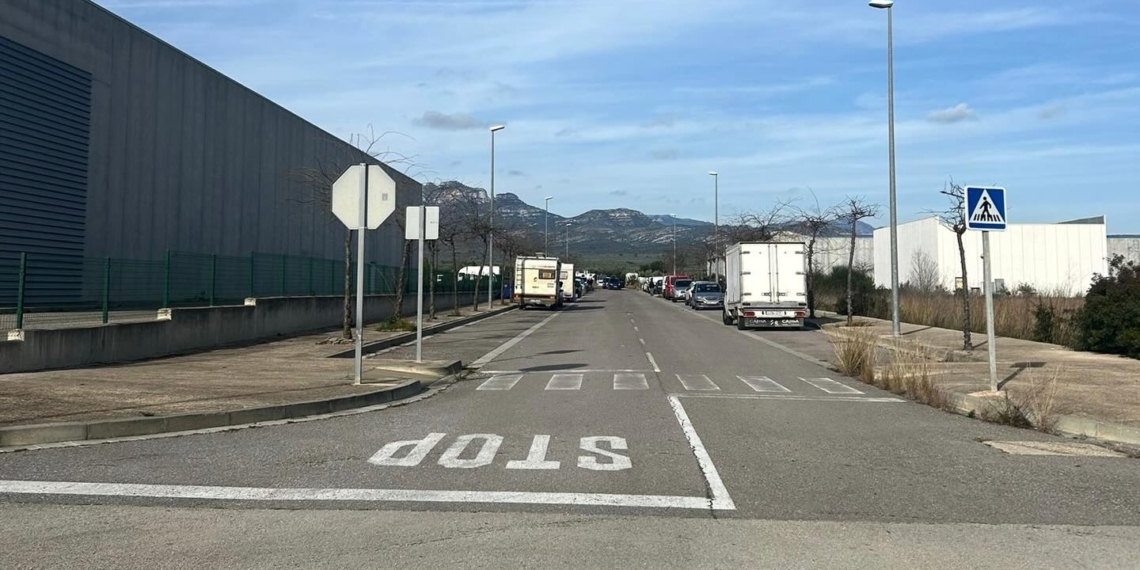 La policia controla els accessos a una festa il·legal a la Sènia per evitar l’arribada de més vehicles