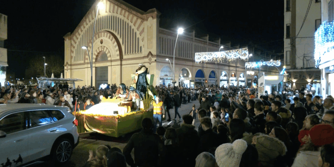 Prop d’un miler de persones continuen concentrades en una ‘rave’ il·legal en unes naus abandonades a la Sénia