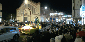 Prop d’un miler de persones continuen concentrades en una ‘rave’ il·legal en unes naus abandonades a la Sénia