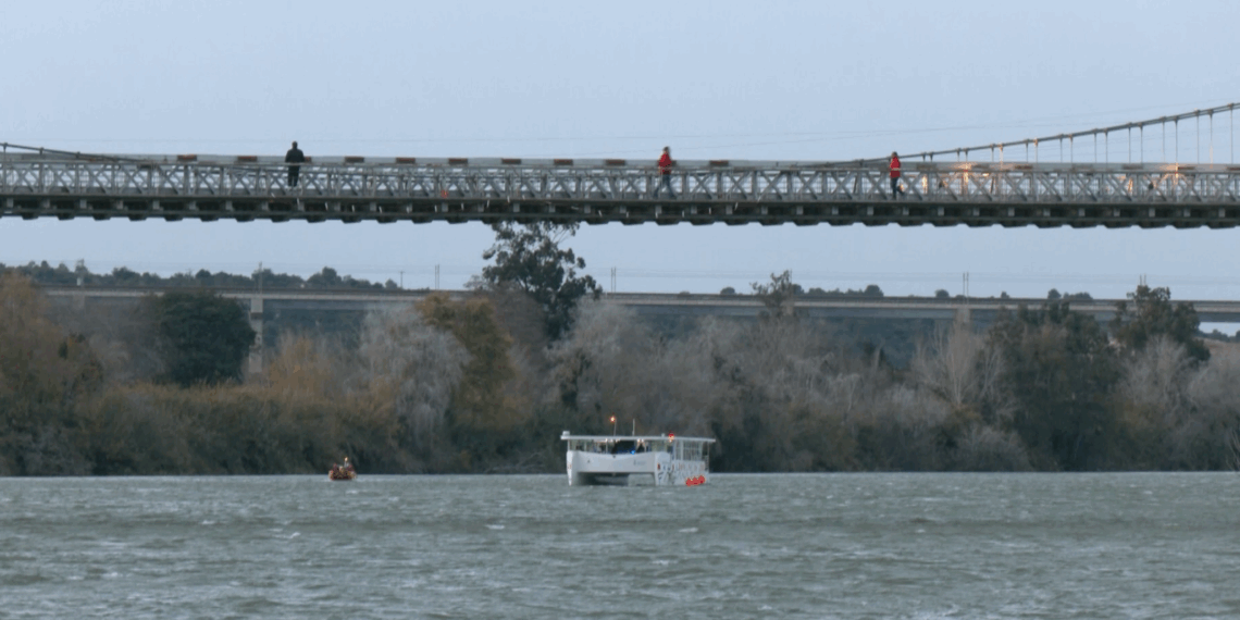 Prop d’un miler de persones continuen concentrades en una ‘rave’ il·legal en unes naus abandonades a la Sénia