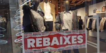 Arrenquen les rebaixes amb descomptes del 50% i afavorides pel fred