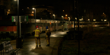 Explosió i incendi a l’estació de Tortosa per la caiguda de la catenària sobre un tren