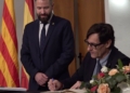 Salvador Illa signa el llibre d’honor d’Ascó en una visita institucional