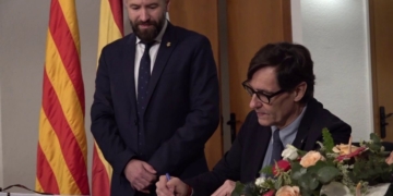 Salvador Illa signa el llibre d’honor d’Ascó en una visita institucional