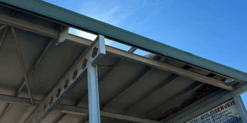 El camp de futbol municipal Pla de Barra, afectat pel vent, roman tancat