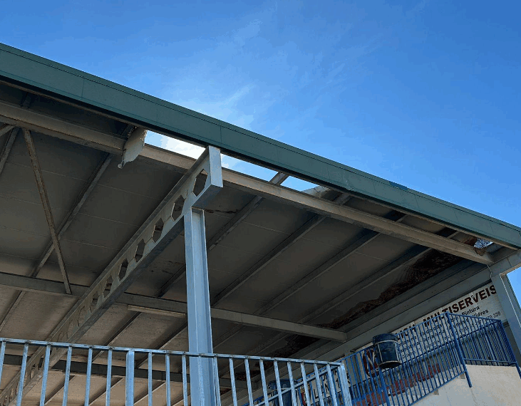 El camp de futbol municipal Pla de Barra de Camarles, afectat pel vent, roman tancat