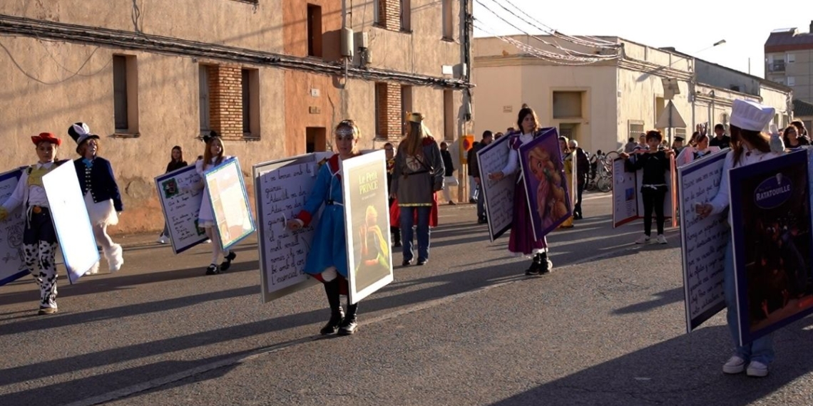 L’Aldea omple els carrers de disfresses en un carnaval multitudinari