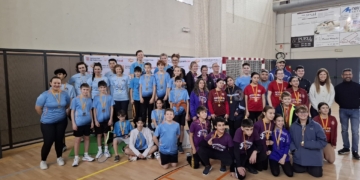 Prop de cinquanta participants prenen part a la jornada de bàdminton escolar i d’adults al Perelló