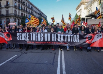Milers de persones es manifesten a Barcelona per denunciar el caos de Rodalies sota el lema ‘Sense trens no hi ha futur’