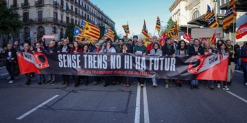 Milers de persones es manifesten a Barcelona per denunciar el caos de Rodalies sota el lema ‘Sense trens no hi ha futur’