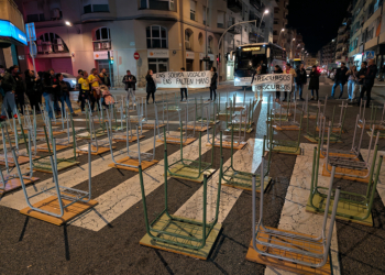 Taules i cadires cap per avall tallant l’entrada de Tortosa per la vaga de professors de l’11-F