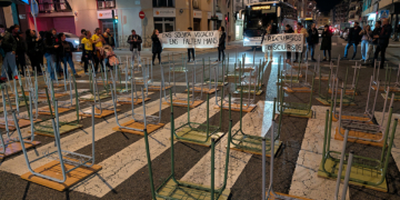 Taules i cadires cap per avall tallant l’entrada de Tortosa per la vaga de professors de l’11-F