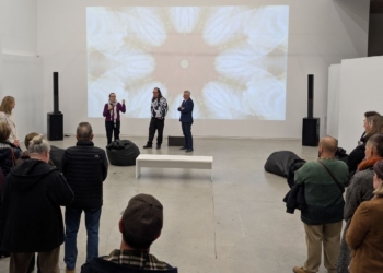 L’exposició ‘Bombolleta’ transforma les cendres de l’incendi de Paüls en art i solidaritat