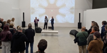 L’exposició ‘Bombolleta’ transforma les cendres de l’incendi de Paüls en art i solidaritat