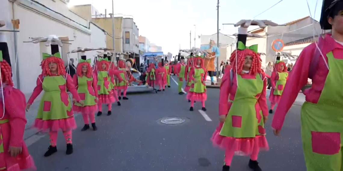 Més de 1.000 persones i 16 comparses desborden creativitat al Carnaval de Deltebre