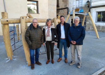 Recta final de la reurbanització de la plaça dels Dolors amb una nova zona de jocs infantils