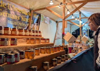 Centenars de persones visiten una 33a Fira Alternativa de l’Ametlla de Mar marcada pel vent