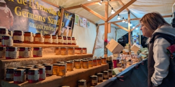 Centenars de persones visiten una 33a Fira Alternativa de l’Ametlla de Mar marcada pel vent