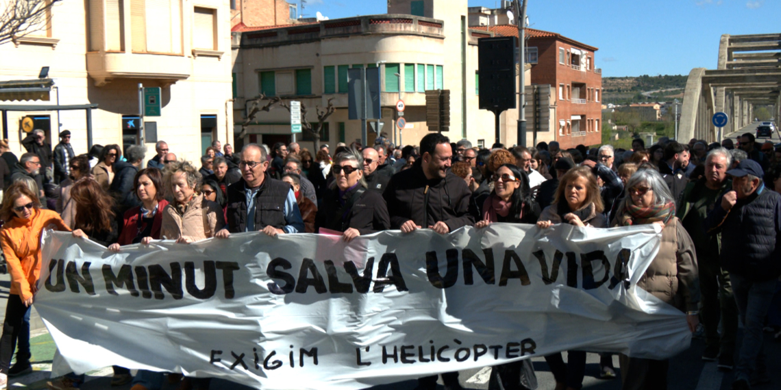 Més de 800 persones es concentren per reclamar el retorn de l’helicòpter medicalitzat a Móra d’Ebre