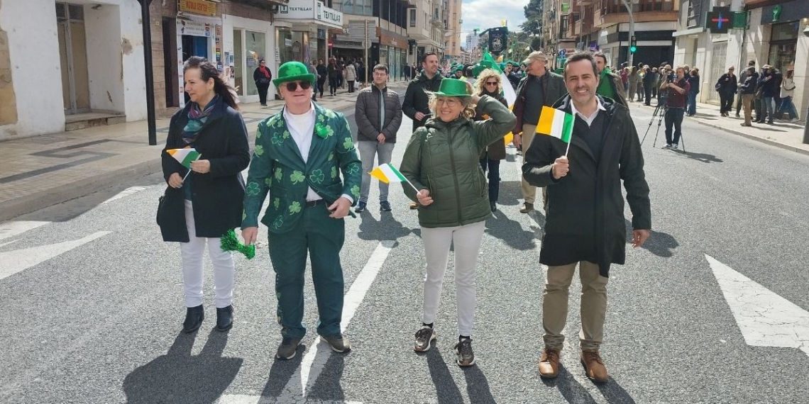 Més de 300 persones participen en el Saint Patrick’s Parede del Tortosa Irish English Festival