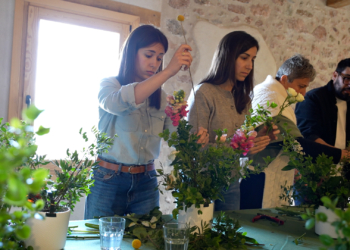 Tivissa acull un taller de centres de flors naturals de la Ribera en Flor