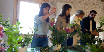 Tivissa acull un taller de centres de flors naturals de la Ribera en Flor