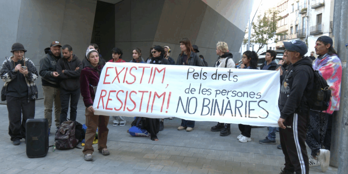 Concentració al Registre Civil de Tortosa reivindicant el dret d’inscripció a les identitats no binàries