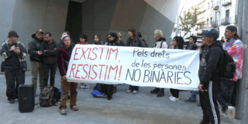 Concentració al Registre Civil de Tortosa reivindicant el dret d’inscripció a les identitats no binàries