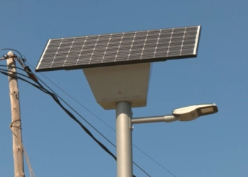 50 fanals solars ja il·luminen el Camí Vell del Cementiri de Jesús