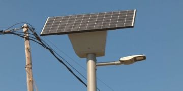 50 fanals solars ja il·luminen el Camí Vell del Cementiri de Jesús