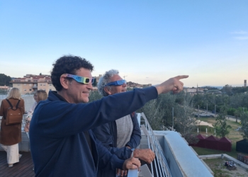 Seixanta persones assagen l’observació de l’eclipsi des del Campus Terres de l’Ebre de la URV