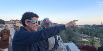 Seixanta persones assagen l’observació de l’eclipsi des del Campus Terres de l’Ebre de la URV