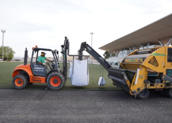 L’Ajuntament de Deltebre inicia la substitució de la gespa artificial del Camp Nou i impulsa noves millores a les instal·lacions esportives