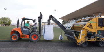 L’Ajuntament de Deltebre inicia la substitució de la gespa artificial del Camp Nou i impulsa noves millores a les instal·lacions esportives