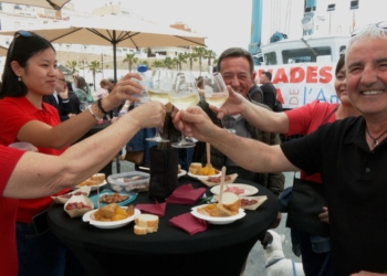 La 15a Diada de la Tonyina Roja omple l’Ametlla de Mar en la seua nova ubicació