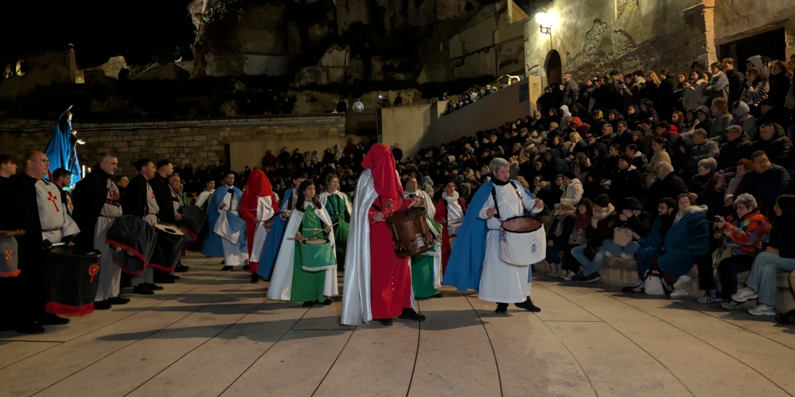 Confraries i tambors tornen a marcar el ritme del Dijous Sant al nucli antic de Tortosa