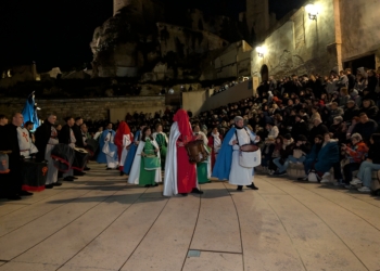 Confraries i tambors tornen a marcar el ritme del Dijous Sant al nucli antic de Tortosa