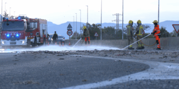 Un camió perd la càrrega de menuts i obliga a tallar el Pont del Mil·lenari en sentit Tortosa