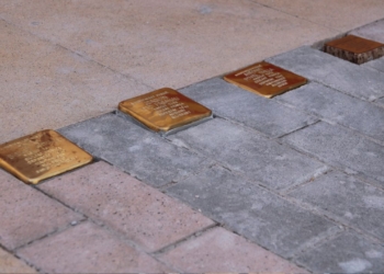 Benifallet col·loca quatre llambordes Stolpersteine en memòria dels seus veïns deportats als camps nazis