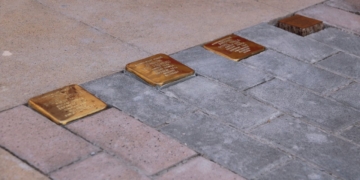 Benifallet col·loca quatre llambordes Stolpersteine en memòria dels seus veïns deportats als camps nazis
