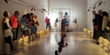 L’art performatiu arriba al Museu de l’Ebre amb vídeos, sons i peces plàstiques en una posada en escena immersiva