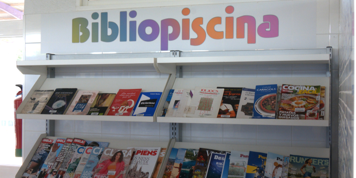 Fomentar la lectura per refrescar de la calor en la nova temporada de la bibliopiscina de Santa Bàrbara