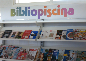 Fomentar la lectura per refrescar de la calor en la nova temporada de la bibliopiscina de Santa Bàrbara