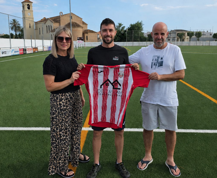 La UD Jesús i Maria presenta oficialment a Oliver Serrano com a nou entrenador