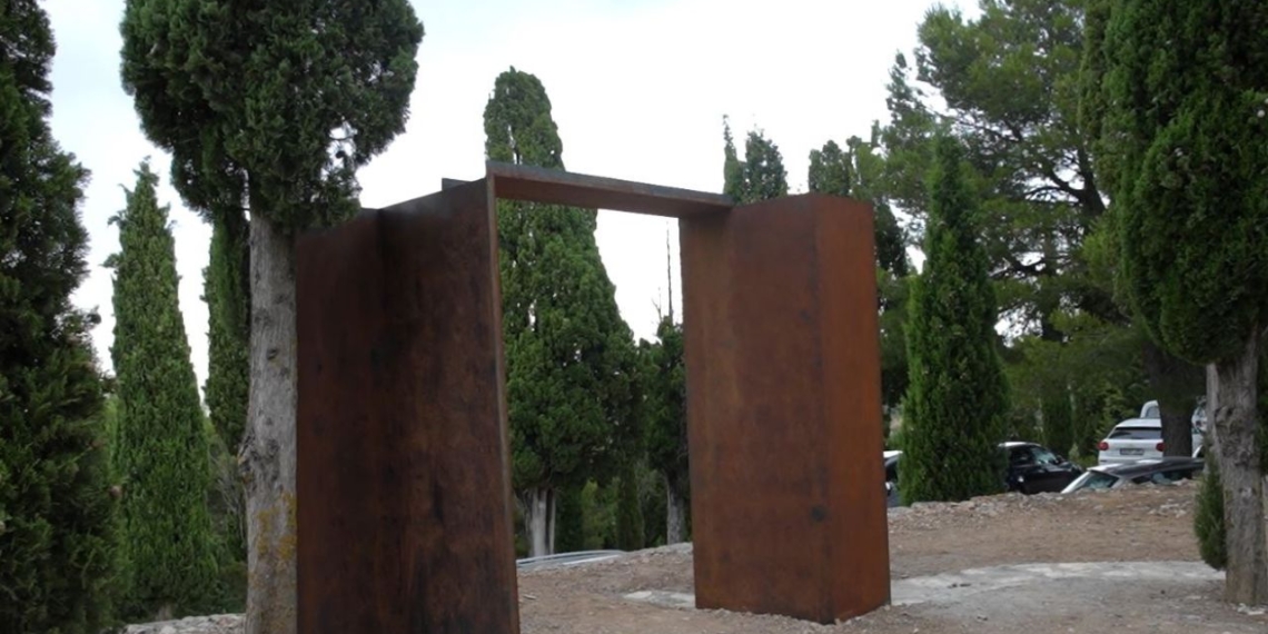 Porta del jaciment del Turó del Calvari