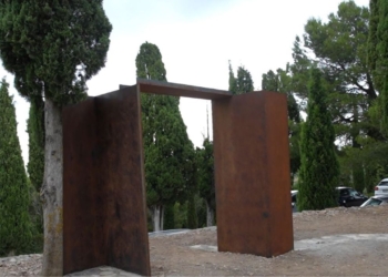 Porta del jaciment del Turó del Calvari