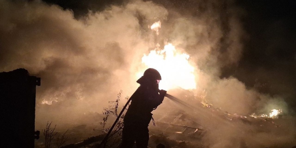 Els Bombers apaguen un incendi de contenidors de runa a Móra d’Ebre durant la revetlla de Sant Joan